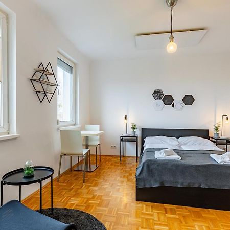 New With A View - Modern Studio Wien Eksteriør billede